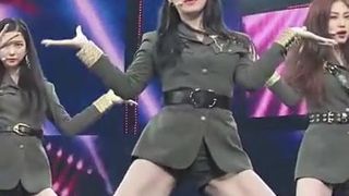 It’s Seunghee’s Turn For Some Thigh Worship