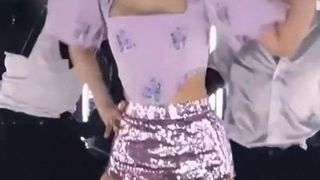 It’s Jennie And Her Thighs Again